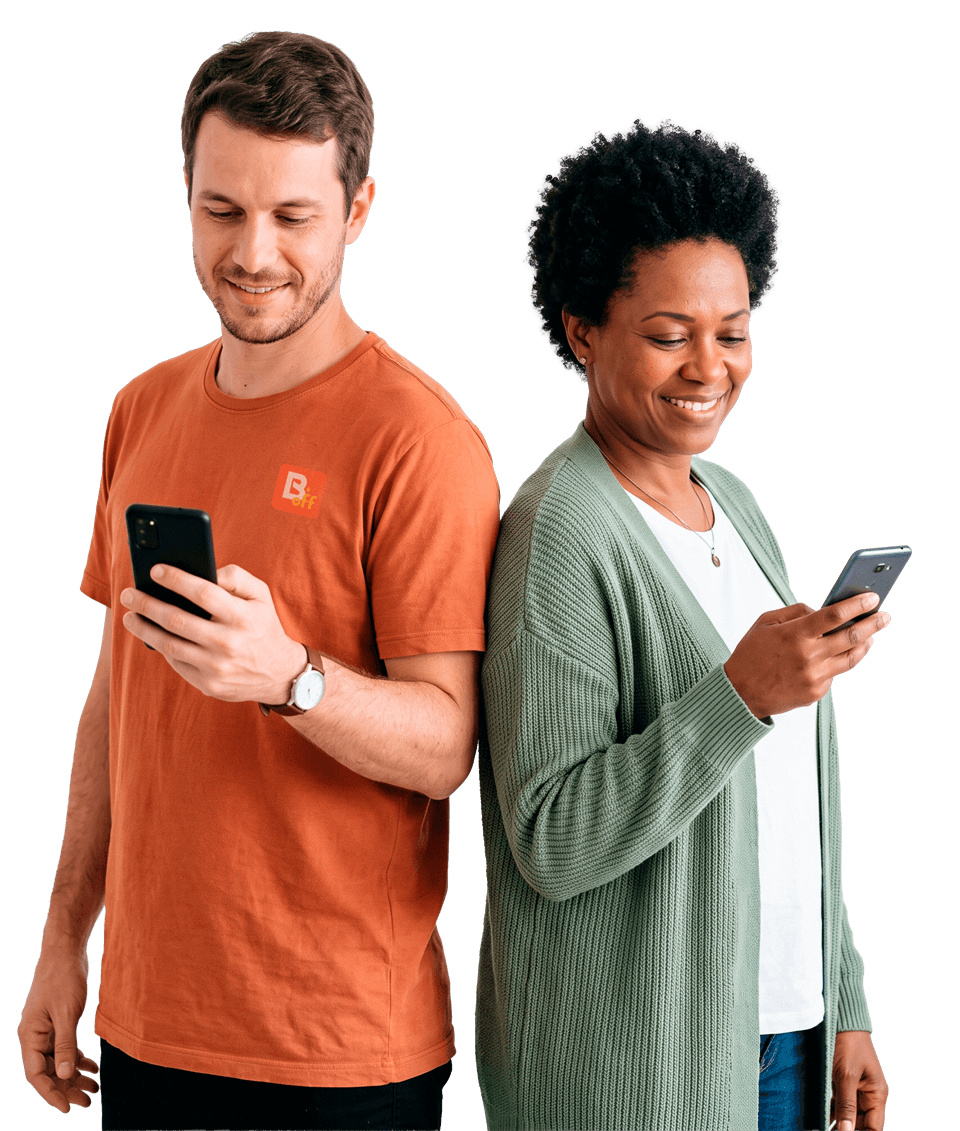 Imagem ilustrativa: um homem e uma mulher, de costas um para o outro, sorrindo enquanto olham o celular